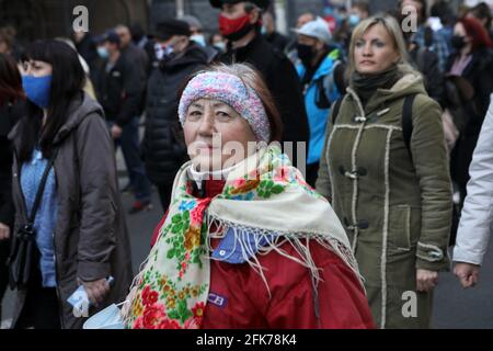 Non esclusivo: KYIV, UCRAINA - 28 APRILE 2021 - UNA donna viene raffigurata durante la marcia di Vyshyvankas, in occasione del 76° anniversario della fondazione Foto Stock