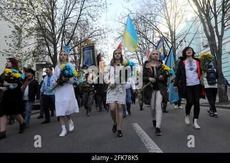 Non esclusivo: KIEV, UCRAINA - 28 APRILE 2021 - i partecipanti alla marcia di Vyshyvankas si sono tenuti in occasione del 76° anniversario della fondazione della Fi Foto Stock