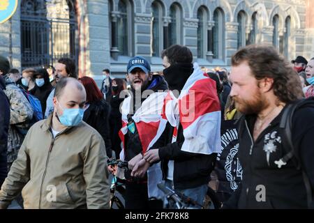 Non esclusivo: KIEV, UCRAINA - 28 APRILE 2021 - gli uomini con le storiche bandiere bianche-rosse della Bielorussia fanno parte della marcia di Vyshyvankas Foto Stock