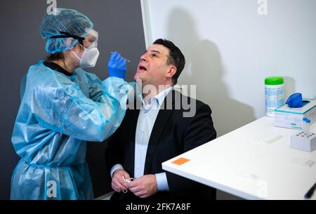 Berlino, Germania. 29 Apr 2021. Hubertus Heil (SPD), ministro federale del lavoro e degli affari sociali, visita un sito di prova Corona nel quartiere energetico di Gasag presso il campus EUREF di Schöneberg ed è testato dal dipendente ASB Alice Sierralta (l). I test Corona sono in corso in tutti i siti del Gruppo Gasag dal 09.04.2021. Tutti i dipendenti possono prenotare online appuntamenti per test rapidi sull'antigene fino a due volte alla settimana; sono volontari e gratuiti. Le prove sono effettuate dall'Arbeiter Samariter Bund (ASB). Credit: Bernd von Jutrczenka/dpa/Alamy Live News Foto Stock