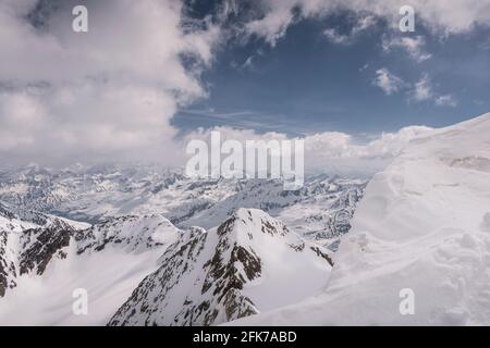 Montagne innevate nel Tirolo di Ötztal. Vista panoramica da Ramolkogel Foto Stock