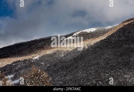 Paesaggio invernale con le montagne dell'Abruzzo Lazio e del Parco Nazionale del Molise innevate. Abruzzo, Italia, Europa Foto Stock