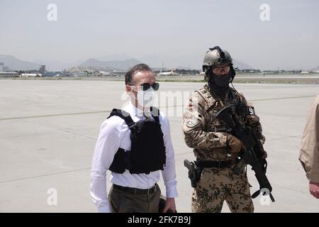 29 aprile 2021, Afghanistan, Kabul: Ministro degli Esteri Heiko Maas (l, SPD) presso il campo aereo. Maas visita l'Afghanistan prima del ritiro delle truppe NATO. L'inizio ufficiale del ritiro è il 1° maggio 2021, prima del quale il ministro degli Esteri Maas farà il punto della situazione. Sono inoltre previsti colloqui politici per un ulteriore sostegno all'Afghanistan dopo il ritiro delle truppe NATO. Foto: Michael Fischer/dpa Foto Stock