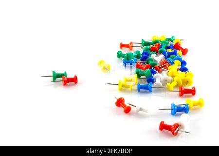 spille colorate su sfondo bianco. Foto Stock