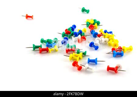 spille colorate su sfondo bianco. Foto Stock