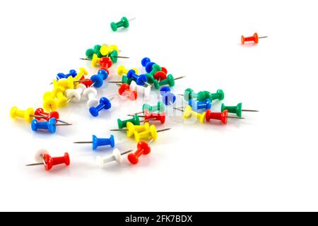 spille colorate su sfondo bianco. Foto Stock