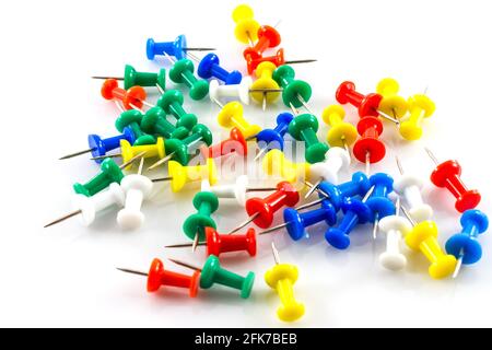 spille colorate su sfondo bianco. Foto Stock