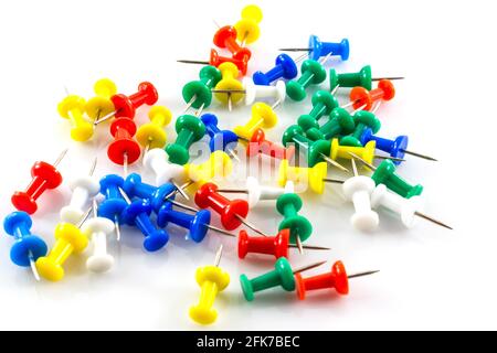 spille colorate su sfondo bianco. Foto Stock