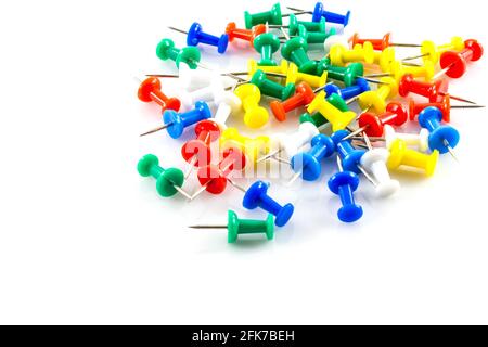 spille colorate su sfondo bianco. Foto Stock