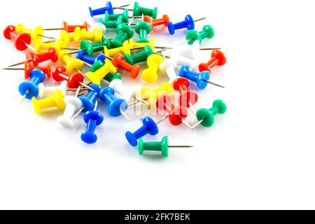 spille colorate su sfondo bianco. Foto Stock