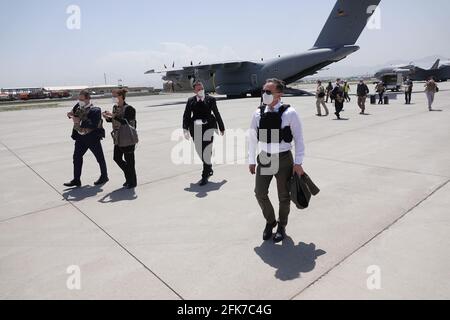 29 aprile 2021, Afghanistan, Kabul: Ministro degli Esteri Heiko Maas (r, SPD) presso il campo di aviazione. Maas sta visitando l'Afghanistan in vista del ritiro delle truppe NATO. L'inizio ufficiale del ritiro è il 1° maggio 2021, prima del quale il ministro degli Esteri Maas farà il punto della situazione. Sono inoltre previsti colloqui politici per un ulteriore sostegno all'Afghanistan dopo il ritiro delle truppe NATO. Foto: Michael Fischer/dpa Foto Stock