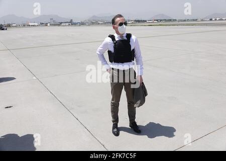 29 aprile 2021, Afghanistan, Kabul: Ministro degli Esteri Heiko Maas (r, SPD) presso il campo di aviazione. Maas sta visitando l'Afghanistan in vista del ritiro delle truppe NATO. L'inizio ufficiale del ritiro è il 1° maggio 2021, prima del quale il ministro degli Esteri Maas farà il punto della situazione. Sono inoltre previsti colloqui politici per un ulteriore sostegno all'Afghanistan dopo il ritiro delle truppe NATO. Foto: Michael Fischer/dpa Foto Stock