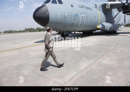 Islamabad, Afghanistan. 29 Apr 2021. Il ministro degli Esteri Heiko Maas (SPD) si trova di fronte a una Bundeswehr A400M. Maas è in viaggio da Islamabad in Pakistan a Kabul in Afghanistan. Sono previsti colloqui politici per un ulteriore sostegno all'Afghanistan in seguito al ritiro delle truppe NATO. Credit: Michael Fischer/dpa/Alamy Live News Foto Stock