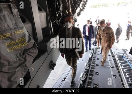 Islamabad, Afghanistan. 29 Apr 2021. Il ministro degli Esteri Heiko Maas (l, SPD) è a capo di una Bundeswehr A400M. Maas è in viaggio da Islamabad in Pakistan a Kabul in Afghanistan. Sono previsti colloqui politici per un ulteriore sostegno all'Afghanistan in seguito al ritiro delle truppe NATO. Credit: Michael Fischer/dpa/Alamy Live News Foto Stock