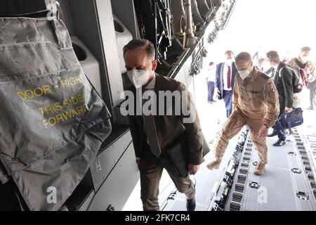 Islamabad, Afghanistan. 29 Apr 2021. Il ministro degli Esteri Heiko Maas (l, SPD) è a capo di una Bundeswehr A400M. Maas è in viaggio da Islamabad in Pakistan a Kabul in Afghanistan. Credit: Michael Fischer/dpa/Alamy Live News Foto Stock