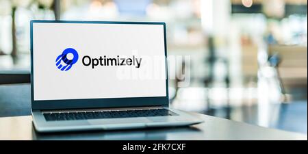 POZNAN, POL - MAR 24, 2021: Computer portatile con il logo di Optimizely, una società americana che fa la consegna progressiva e la sperimentazione di sof Foto Stock