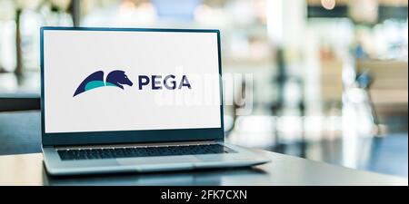 POZNAN, POL - MAR 24, 2021: Computer portatile con logo di Pegasystems Inc., una società americana di software con sede a Cambridge, Massachusetts Foto Stock