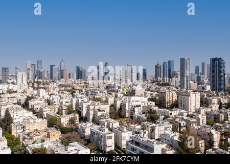 Skyline di Tel Aviv su piazza Kikar Hamedina con grattacieli del quartiere degli affari all'orizzonte, vista aerea. Foto Stock