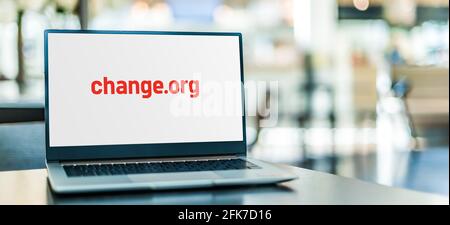 POZNAN, POL - Apr 15, 2021: Computer portatile che visualizza il logo di Change.org, un sito web americano di petizione gestito da for-profit Change.org, PBC Foto Stock