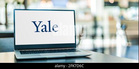 POZNAN, POL - Apr 20, 2021: Computer portatile che visualizza il logo della Yale University, un'università privata di ricerca Ivy League a New Haven, Connecticut. Foto Stock