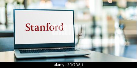 POZNAN, POL - Apr 20, 2021: Computer portatile con logo della Stanford University, università privata di ricerca di Stanford, California Foto Stock