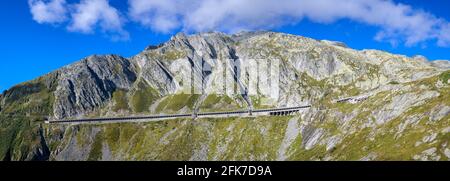 Vista panoramica del valico del Gottardo con galleria stradale per la protezione delle valanghe Canton Ticino, Svizzera. Foto Stock