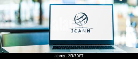 POZNAN, POL - Apr 15, 2021: Computer portatile che visualizza il logo della Internet Corporation per i nomi e i numeri assegnati, un americano multistakeholder g Foto Stock