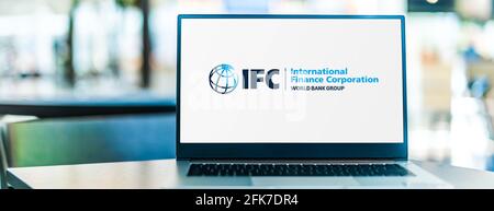 POZNAN, POL - Apr 15, 2021: Computer portatile con logo IFC, un'istituzione che offre investimenti, consulenza e servizi per incoraggiare lo sviluppo Foto Stock