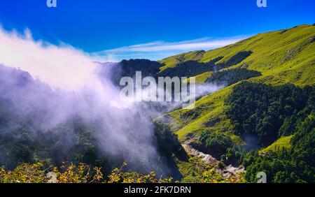 Splendida vista sulle montagne, cielo blu, nuvole bianche e aria fresca. Il paesaggio lungo la Central Cross-Island Highway a Taiwan. Dicembre 2020. Foto Stock