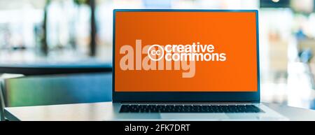 POZNAN, POL - Apr 15, 2021: Computer portatile con logo di Creative Commons, un'organizzazione americana no-profit e rete internazionale. Foto Stock