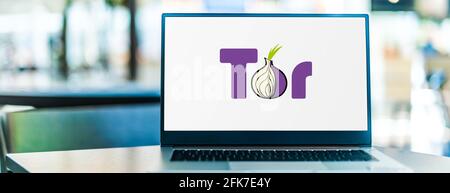 POZNAN, POL - Apr 15, 2021: Computer portatile con logo di Tor, software per la comunicazione anonima Foto Stock