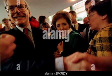 Il primo Ministro John Major e la moglie norma in una campagna Visita a Croydon Foto Stock