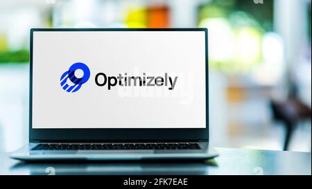 POZNAN, POL - MAR 24, 2021: Computer portatile con il logo di Optimizely, una società americana che fa la consegna progressiva e la sperimentazione di sof Foto Stock