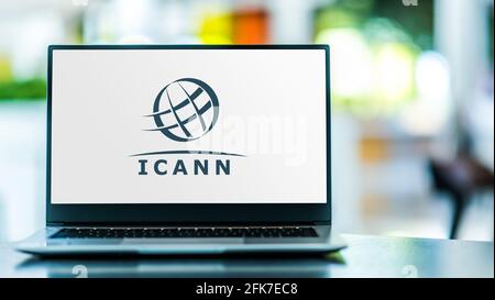 POZNAN, POL - Apr 15, 2021: Computer portatile che visualizza il logo della Internet Corporation per i nomi e i numeri assegnati, un americano multistakeholder g Foto Stock