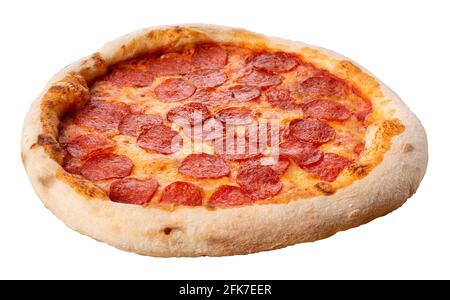 Pizza isolata su sfondo bianco. Pizza pepperoni. Base di pomodoro, due tipi di formaggio e molto salame. Foto Stock