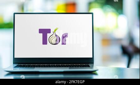 POZNAN, POL - Apr 15, 2021: Computer portatile con logo di Tor, software per la comunicazione anonima Foto Stock