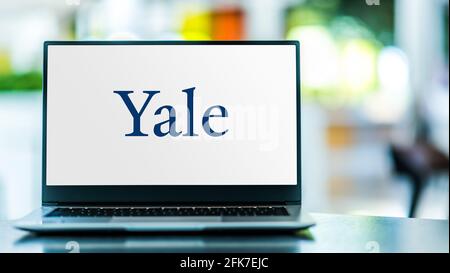 POZNAN, POL - Apr 20, 2021: Computer portatile che visualizza il logo della Yale University, un'università privata di ricerca Ivy League a New Haven, Connecticut. Foto Stock