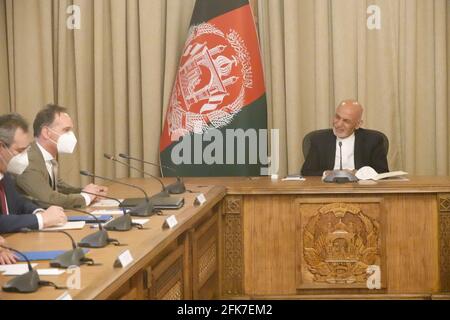 Islamabad, Afghanistan. 29 Apr 2021. Il Ministro degli Esteri Heiko Maas (2° da sinistra, SPD) parla con Ashraf Ghani (r), Presidente dell'Afghanistan. Maas sta visitando l'Afghanistan in vista del ritiro delle truppe NATO. L'inizio ufficiale del ritiro è il 1° maggio 2021, prima del quale il ministro degli Esteri Maas farà il punto della situazione. Sono inoltre previsti colloqui politici per un ulteriore sostegno all'Afghanistan dopo il ritiro delle truppe NATO. Credit: Michael Fischer/dpa/Alamy Live News Foto Stock