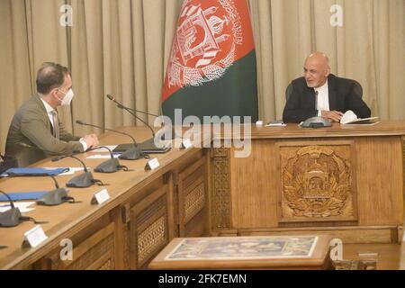 Islamabad, Afghanistan. 29 Apr 2021. Il ministro degli Esteri Heiko Maas (l, SPD) parla con Ashraf Ghani, presidente dell'Afghanistan. Maas sta visitando l'Afghanistan in vista del ritiro delle truppe NATO. L'inizio ufficiale del ritiro è il 1° maggio 2021, prima del quale il ministro degli Esteri Maas farà il punto della situazione. Sono inoltre previsti colloqui politici per un ulteriore sostegno all'Afghanistan dopo il ritiro delle truppe NATO. Credit: Michael Fischer/dpa/Alamy Live News Foto Stock