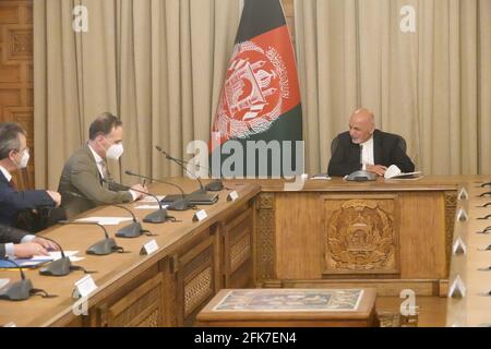 Islamabad, Afghanistan. 29 Apr 2021. Il Ministro degli Esteri Heiko Maas (2° da sinistra, SPD) parla con Ashraf Ghani (r), Presidente dell'Afghanistan. Maas sta visitando l'Afghanistan in vista del ritiro delle truppe NATO. L'inizio ufficiale del ritiro è il 1° maggio 2021, prima del quale il ministro degli Esteri Maas farà il punto della situazione. Sono inoltre previsti colloqui politici per un ulteriore sostegno all'Afghanistan dopo il ritiro delle truppe NATO. Credit: Michael Fischer/dpa/Alamy Live News Foto Stock