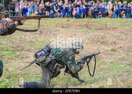 Ricostruzione dei tempi della Grande Guerra Patriottica. Le truppe tedesche iniziano la loro offensiva. Mosca Russia 16 settembre 2017 Foto Stock