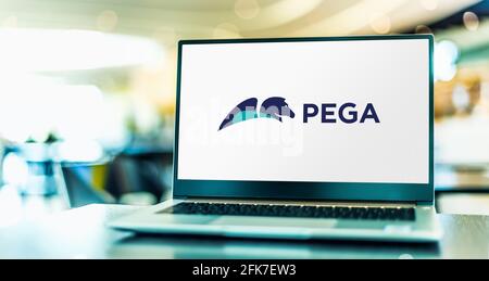 POZNAN, POL - MAR 24, 2021: Computer portatile con logo di Pegasystems Inc., una società americana di software con sede a Cambridge, Massachusetts Foto Stock