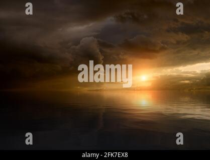 Il cielo del tramonto con le nuvole e la luce solare si riflettono sulla superficie dell'acqua. Foto Stock