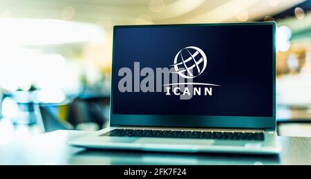 POZNAN, POL - Apr 15, 2021: Computer portatile che visualizza il logo della Internet Corporation per i nomi e i numeri assegnati, un americano multistakeholder g Foto Stock