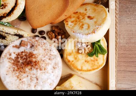 Strudel di mele e papavero, biscotti e caffè alla cannella fragrante su un rustico vassoio di legno vista dall'alto, primo piano. Foto Stock