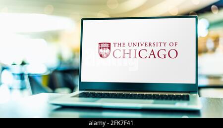 POZNAN, POL - Apr 20, 2021: Computer portatile con logo dell'Università di Chicago, un'università privata di ricerca a Chicago, Illinois Foto Stock