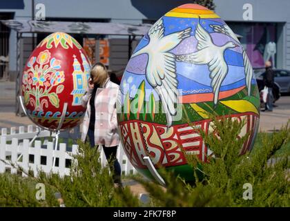 VINNYTSIA, UCRAINA - 28 APRILE 2021 - circa 1.5m (3.2ft)-alto pysankas, uova di Pasqua ucraine, con gli ornamenti popolari di Podillia sono in mostra come parte Foto Stock