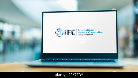 POZNAN, POL - Apr 15, 2021: Computer portatile con logo IFC, un'istituzione che offre investimenti, consulenza e servizi per incoraggiare lo sviluppo Foto Stock