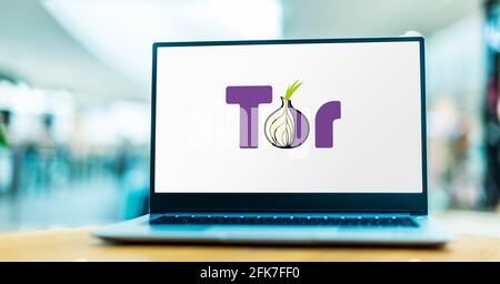 POZNAN, POL - Apr 15, 2021: Computer portatile con logo di Tor, software per la comunicazione anonima Foto Stock