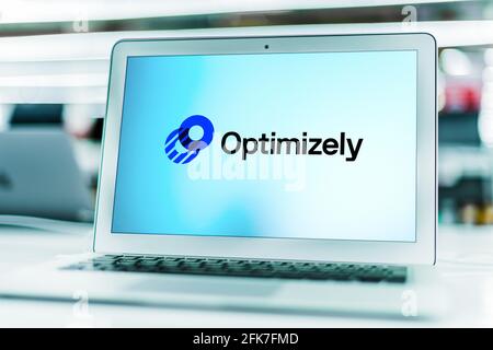 POZNAN, POL - MAR 24, 2021: Computer portatile con il logo di Optimizely, una società americana che fa la consegna progressiva e la sperimentazione di sof Foto Stock